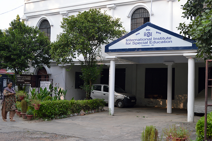 https://cache.careers360.mobi/media/colleges/social-media/media-gallery/5652/2019/6/7/College Front View of International Institute for Special Education Lucknow_Campus-View.png